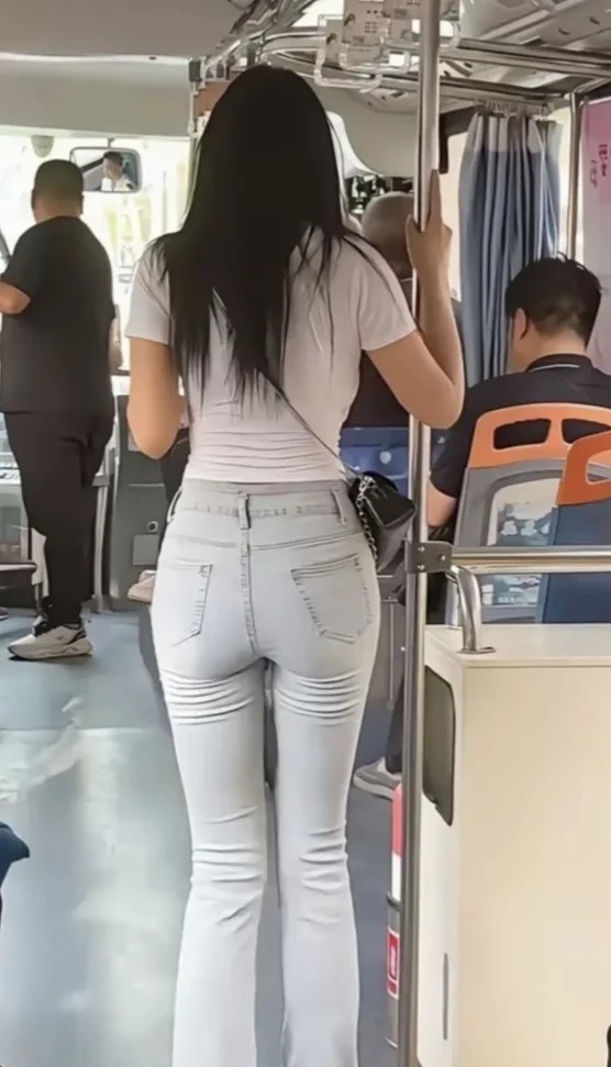 那天挤公交，愣是跟了一路。车上人挨人，汗味儿混着香水，熏得我直犯晕