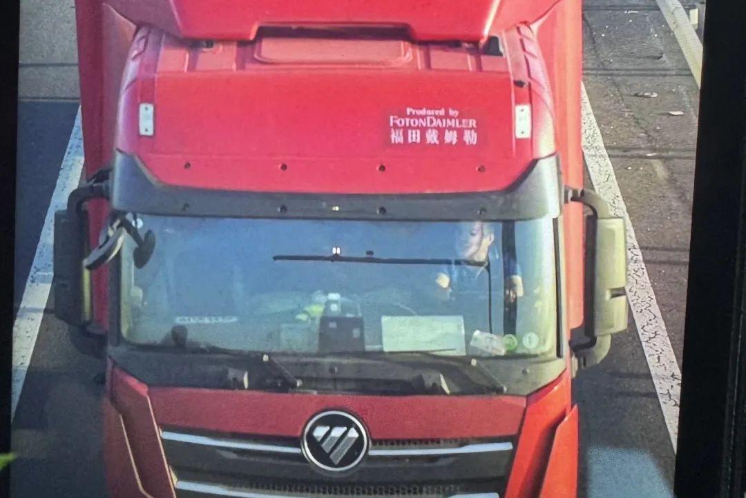 【货车司机竟然戴面具开车？还不定时换装？！】4月23日上午9时许，山东省公安厅交