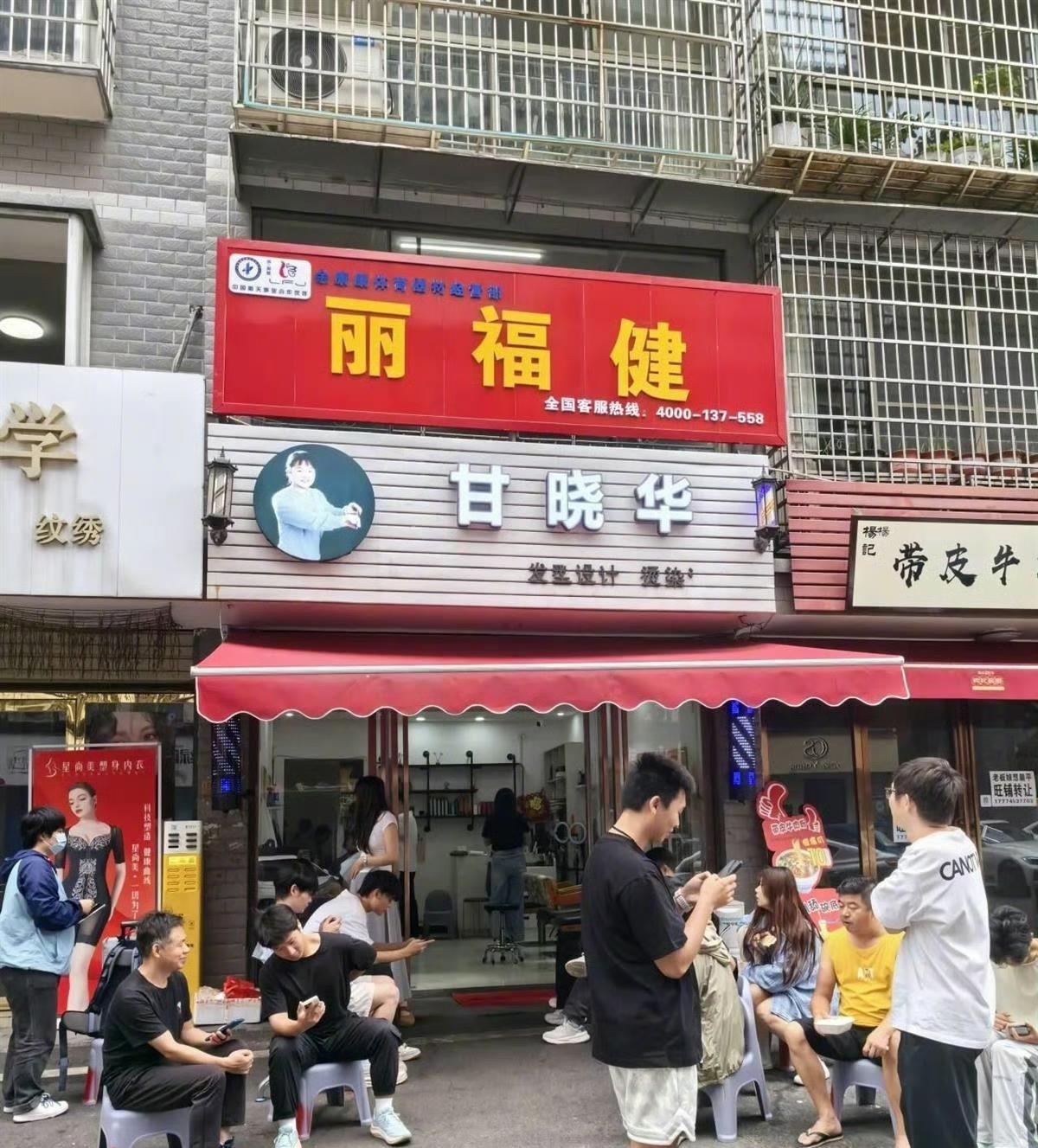 前一阵子爆火的晓华平价理发店，现在人潮退却；正当红火的景德镇鸡排哥，正烈火烹油。