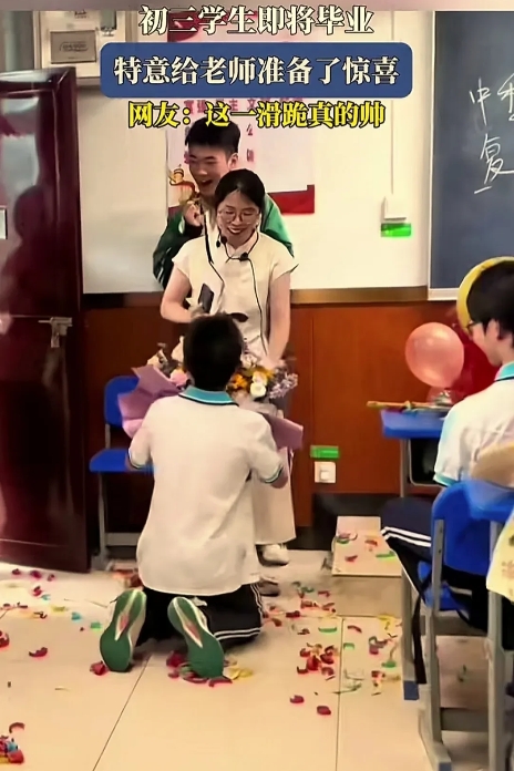 “太感动了。”安徽，初三即将毕业，班主任最后一次来到教室，刚走到门口，一名男生突