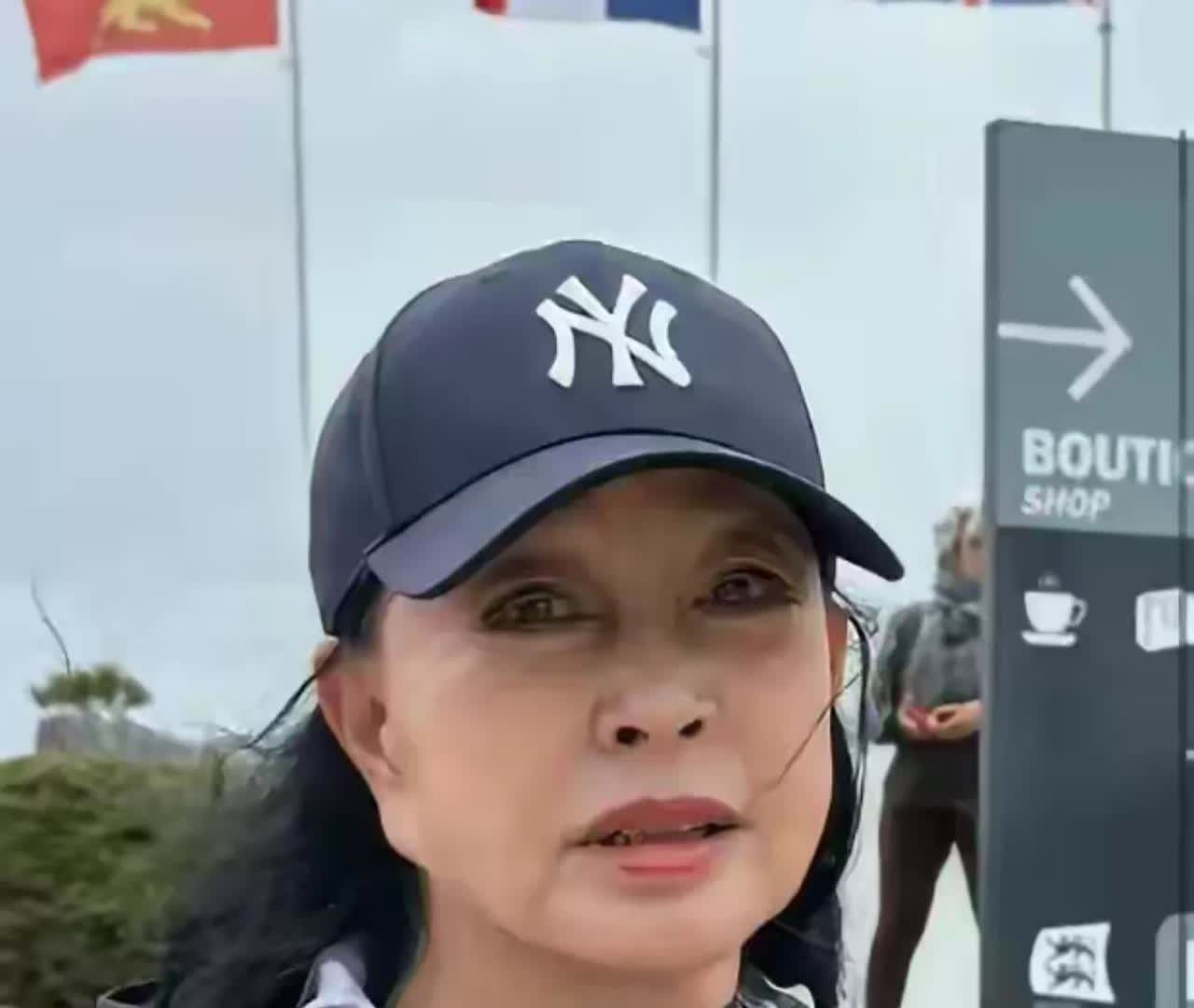总有人说刘晓庆整日活在美颜滤镜背后，不敢展露“真面目” 。刘晓庆倒也干脆，直接晒