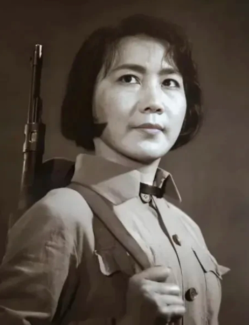 1964年，八一厂拍摄故事片《南海长城》，她是影片的女主角。
这位女演员是否很面