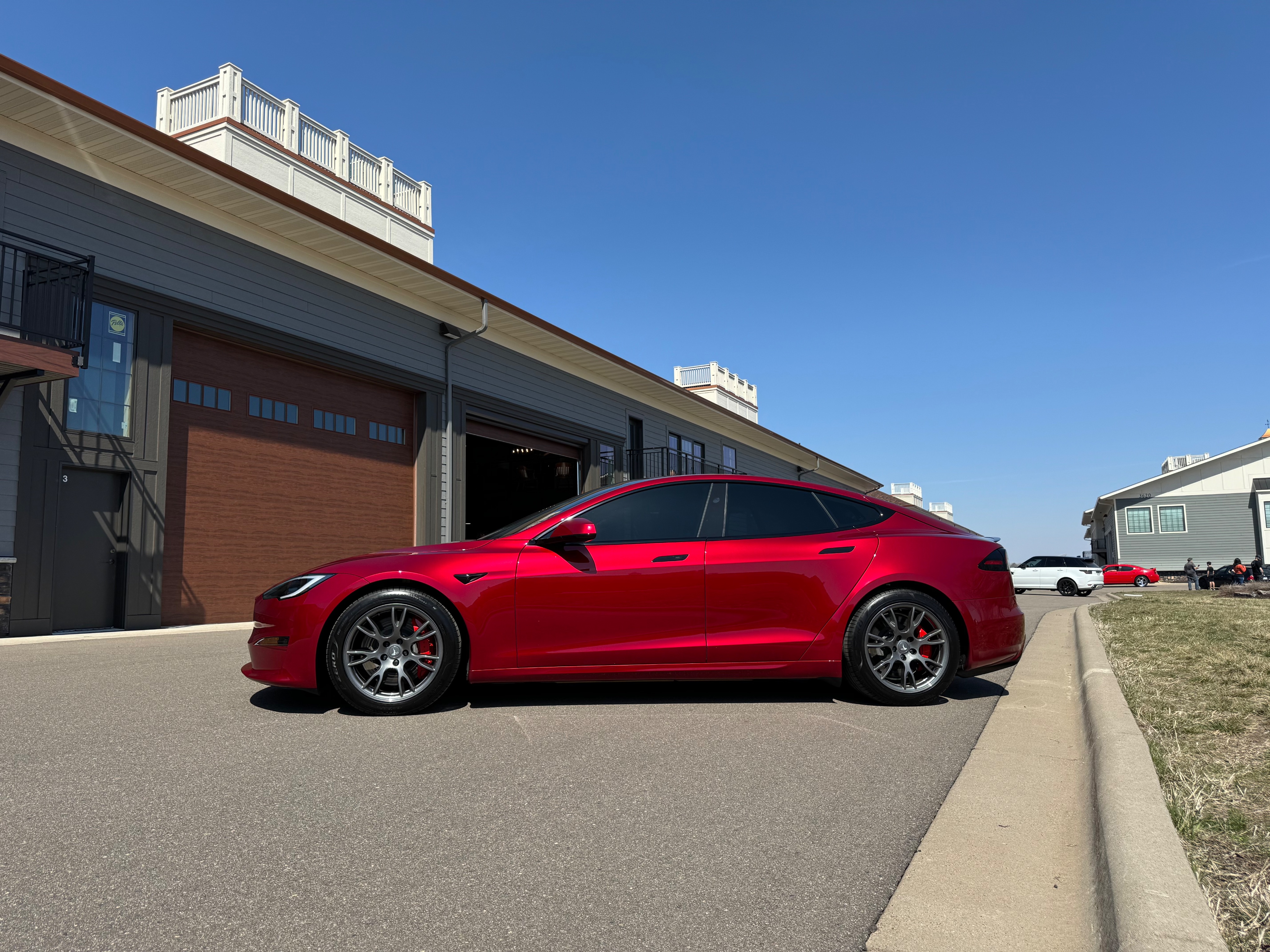 今天刷短视频，看到苗侨伟也开一辆特斯拉Model S。真是开心，喜欢的明星里，又