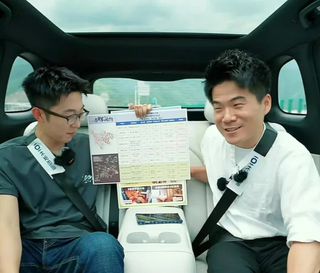 粉丝劝宇辉带个四川翠花回去，董老师的回答给全川男人长脸了！
宇辉和汉森报恩寺返