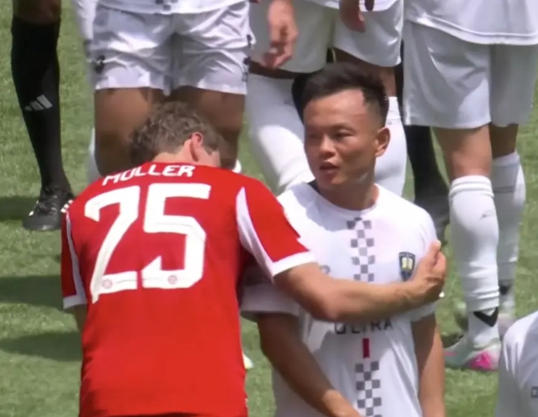 参加世俱杯的中国球员周通找穆勒换球衣遭拒，很没面子？

并非被穆勒轻视，不是拜仁