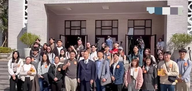 大学生访立院！韩国瑜听校名嗨喊“我学弟学妹啊”

21日有一大群学生参访立院，韩
