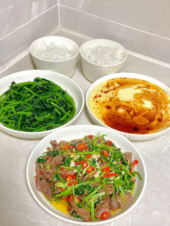 刚吃完午饭
和大家唠唠嗑
中午老公都在公司吃饭
今天婆婆去喝喜酒了
所以就我跟俩