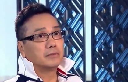 当年，伍卫国和刘晓庆分手后，既不谈恋爱也不结婚，大家都笑话他:“为了一棵树放弃整