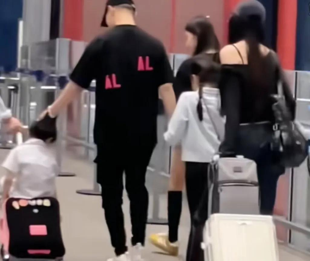 乱套了一切都乱套了，汪峰到底有几个女儿啊，一手牵一个，后面还跟着一个！
这几个闺