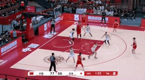 力量悬殊！张子宇连续撞翻队手，韩旭看傻讥笑不停。
图1-2：韩旭坏笑，小日子咋这