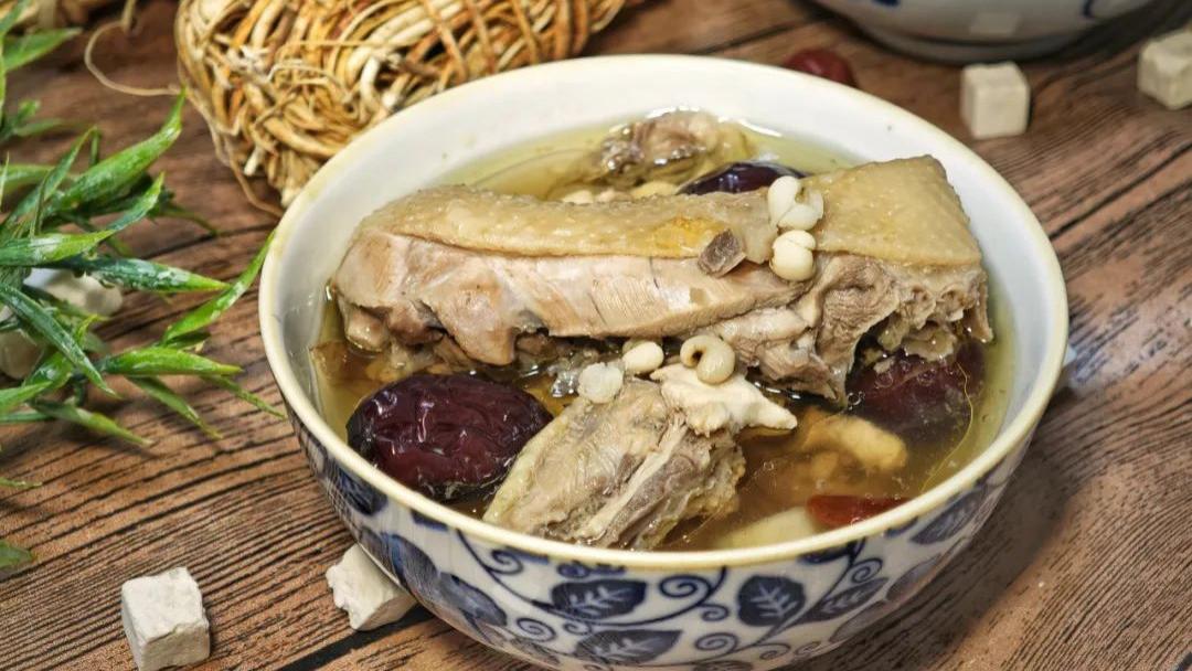 夏季炎热多喝汤，五指毛桃炖鸡，营养健康，清补滋润，老少皆宜