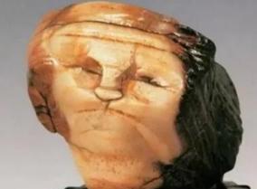 1997年，宁夏小伙在中蒙边境出差时用150元买下一块“人面石”，没想到4年后经