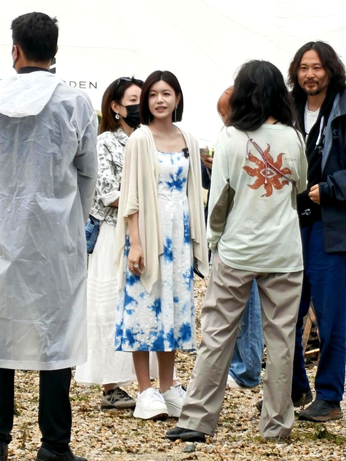 在大理慢人节

一眼就看见了陈妍希，

她和周冬雨一样，穿着普通裙子往人堆里一站