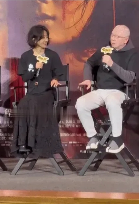 咱来聊聊演员对待导演的态度，赵丽颖和章子怡这对比可太明显了。
 
冯小刚和赵丽颖