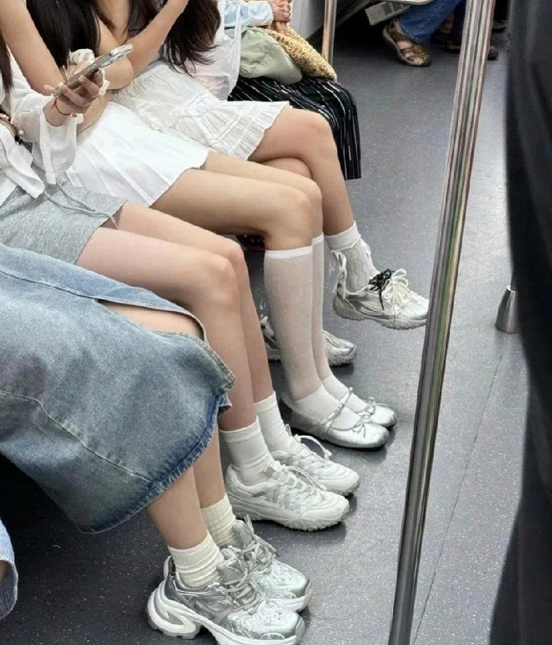 现在的女生都不爱穿高跟鞋了么？