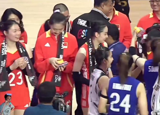 李盈莹首发，中国女排热身赛3-0泰国队，纪念品可能很贵重