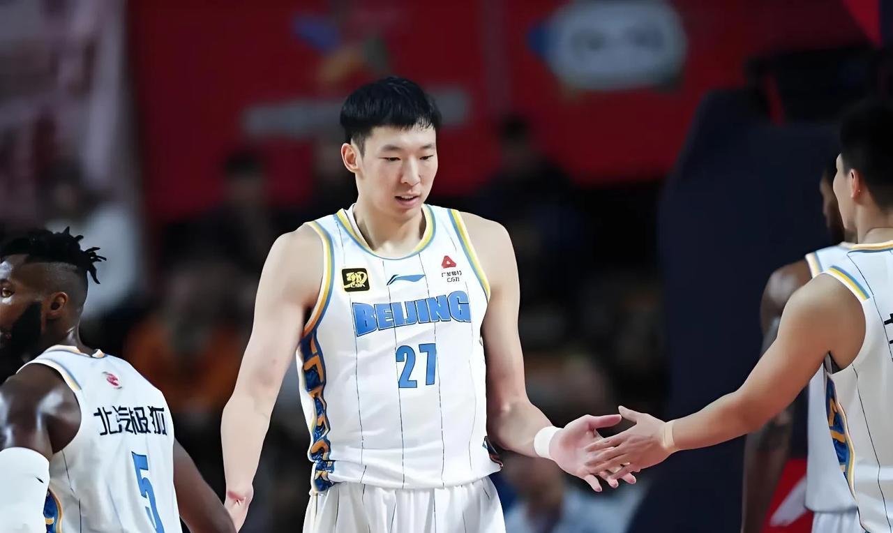 CBA最佳阵容落选四大球员，堪称四大巨头↓一↓
第一名：周琦，北京队中锋，这个赛
