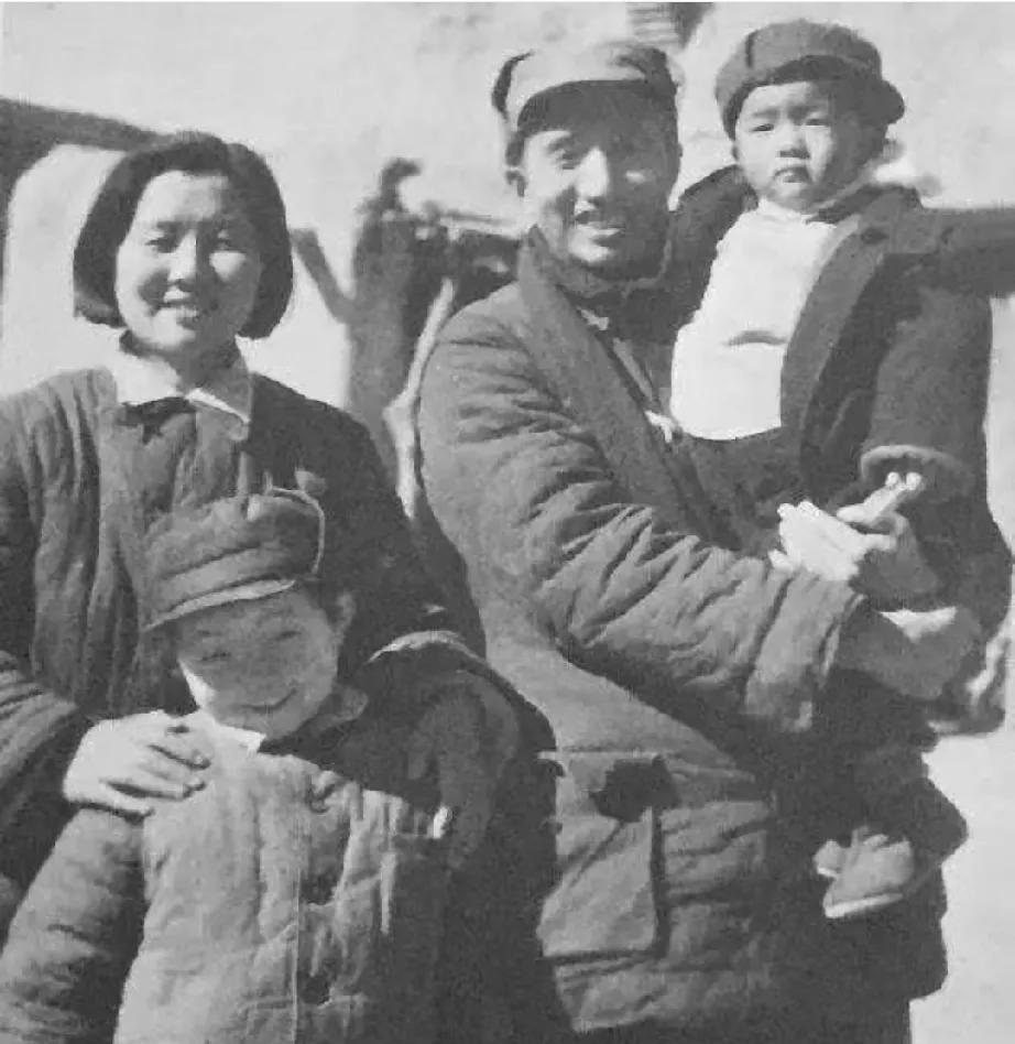 一张徐帅和夫人黄杰及孩子的合影，看得出一家人都很开心，1940年，徐向前在齐鲁大