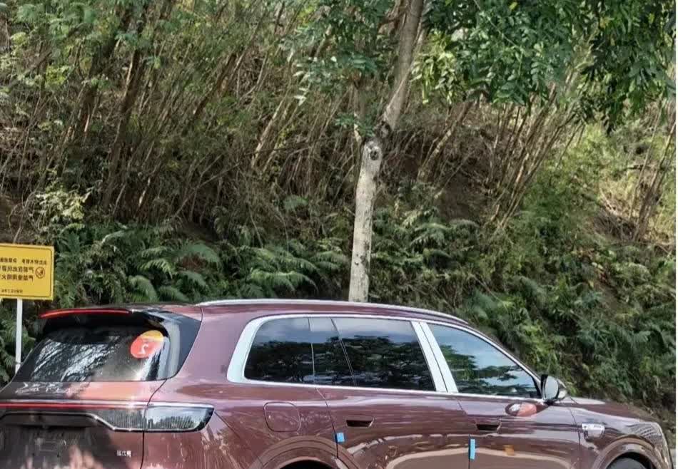 都别抬杠了，M8这个底盘设计确实前低后高，很不协调，无语了，如果觉得这种设计好看