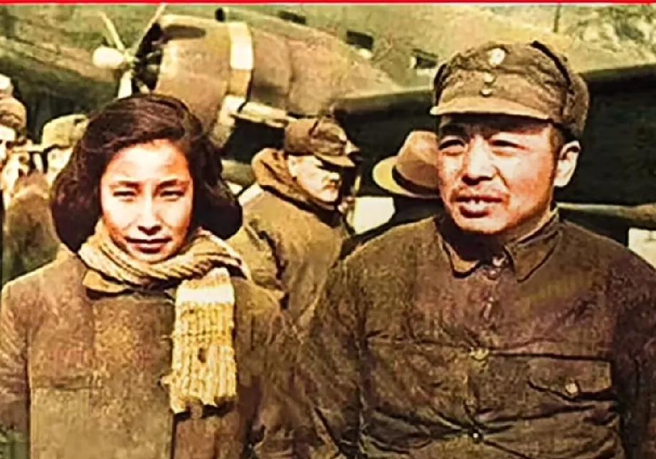 1945年，延安机场，彭总和夫人浦安修的一张合影！照片中，彭总给人感觉是那么亲切