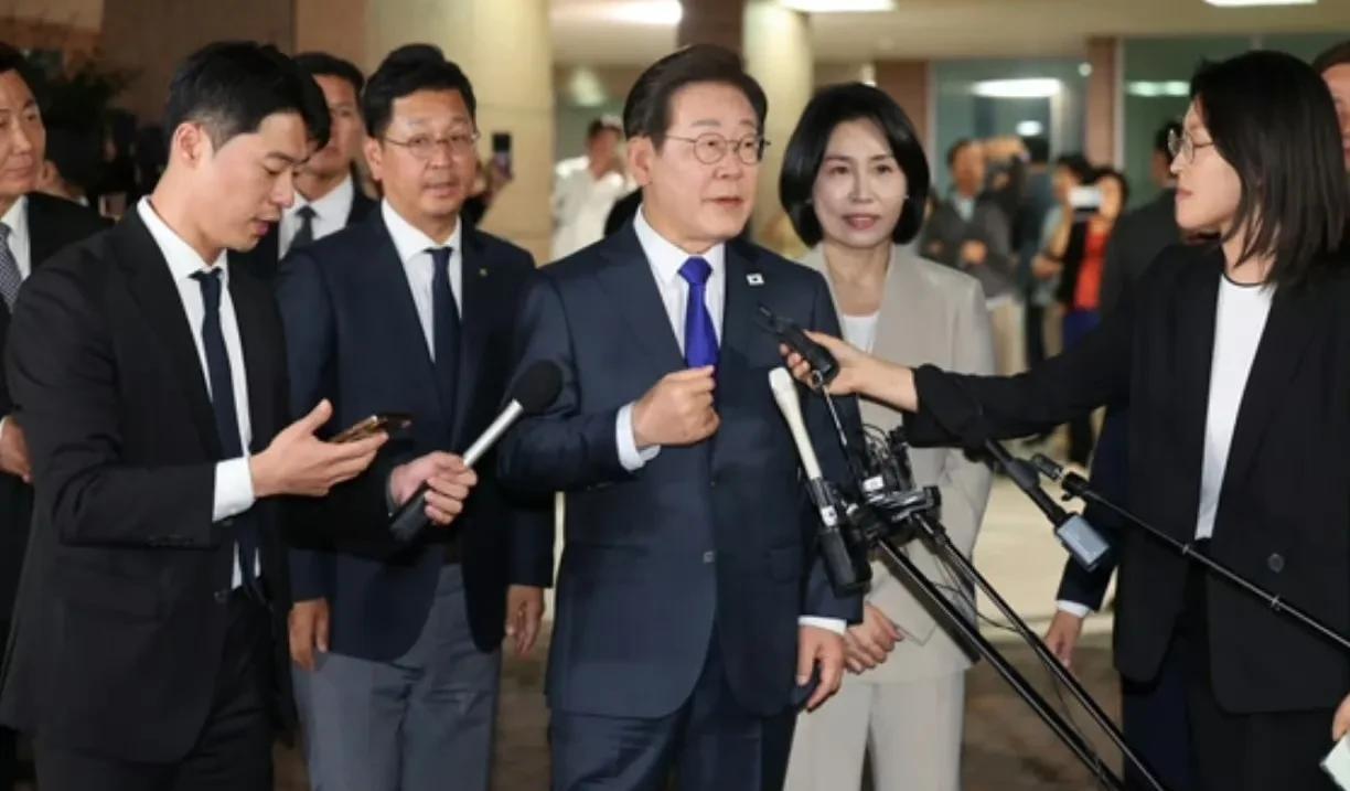 #文在寅恭喜李在明胜选# 今天（6月4日）凌晨，韩国共同民主党总统候选人李在明抵