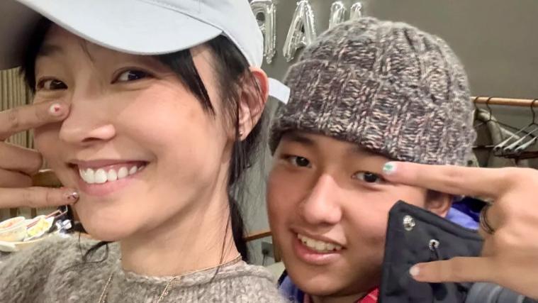 白百何晒新照：与大儿子开心合影，母子俩秀亲子款美甲