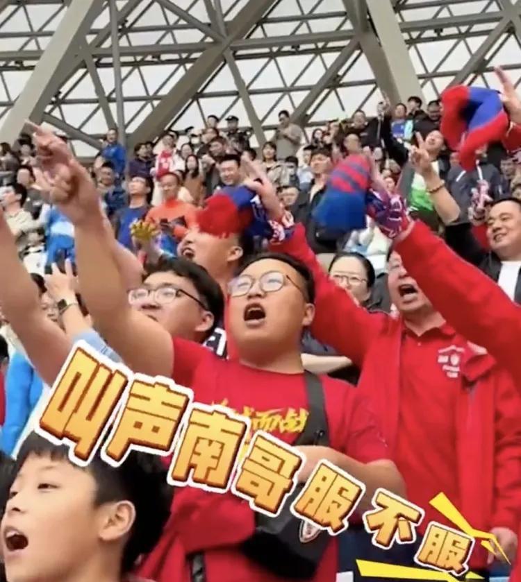 国足世预赛出局之后，
很多球迷觉得国足非常的差，
在他们看来，
苏超的球队都能和