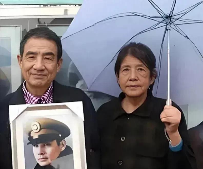 2013年，张灵甫一双儿女的合影，其实他俩是同父异母。
张灵甫一生共育有三个儿女