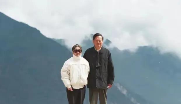 杨振宁陪伴带病的妻子杜致礼，走遍了世界各地，就为她有个好心情！
杜致礼是杨振宁的