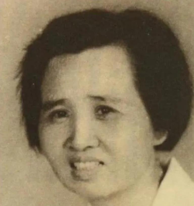 1977年，李敏在福建龙岩见到了亲姐姐杨月花，不过，杨月花当即向李敏提了一个要求