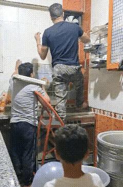 玩笑莫开，小心谨慎
看了这个视频，让我忍不住笑出声来。孩子的一个恶作剧，让两个聚