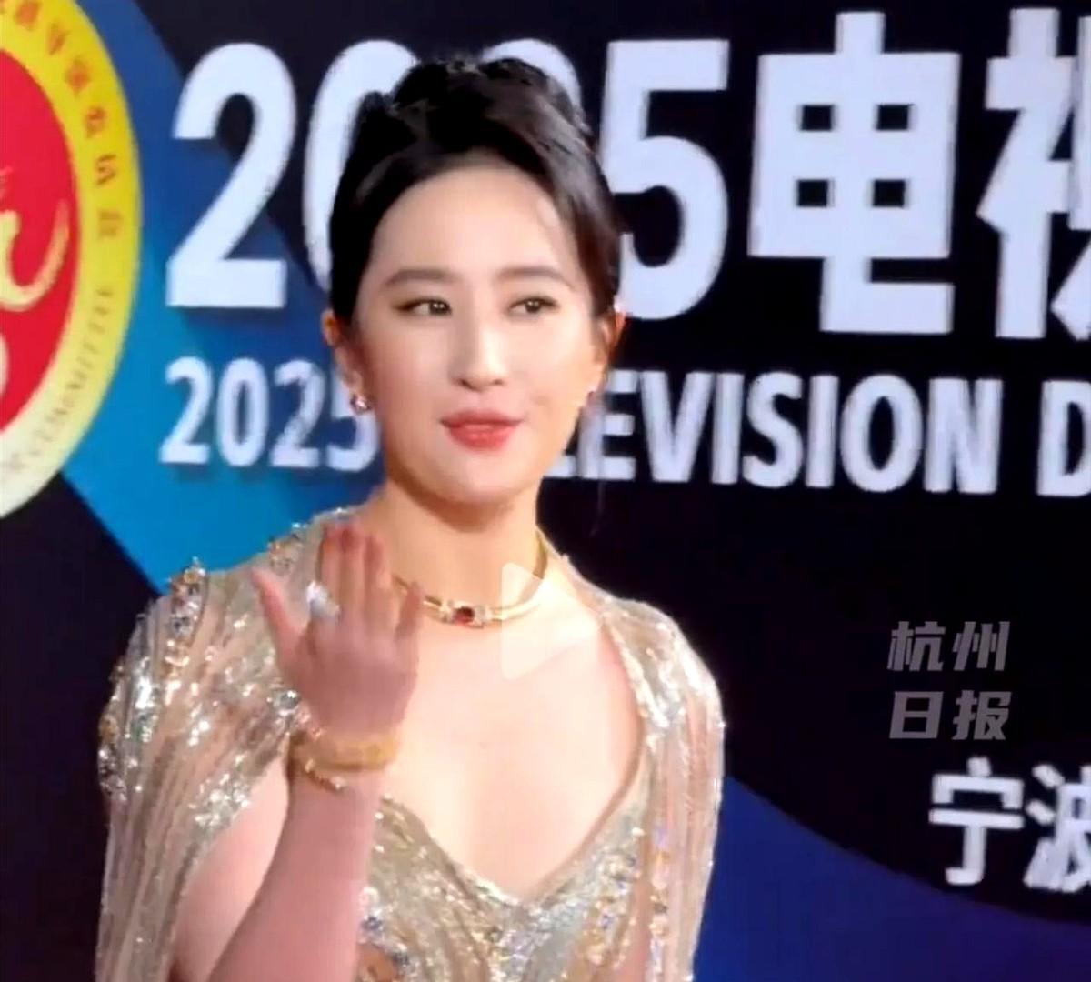 发现了吗？一个小家庭，一年存下10万块，太容易了！
老家邻居小两口全家杀到一线城