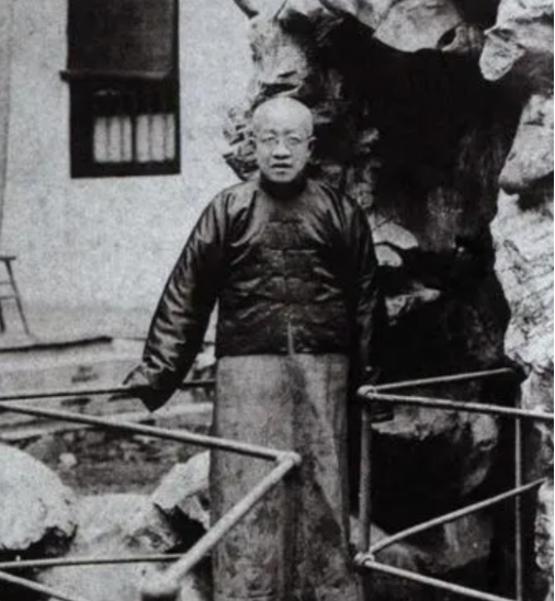 1903年，章太炎在《苏报》上对慈禧破口大骂。慈禧勃然大怒，要把他处死。然而，章