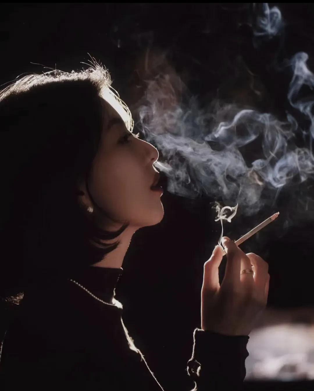 #你会排斥女人抽烟吗#“其实我个人不太喜欢抽烟这个行为，不管是男生还是女生，总觉