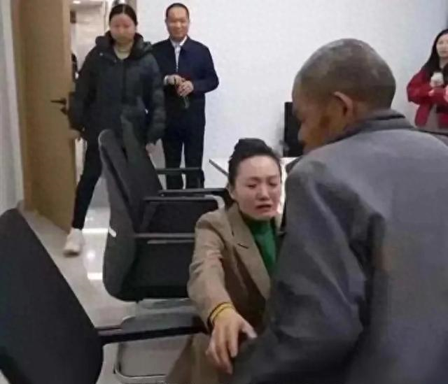 在生活的舞台上，亲情本应是温暖的底色，可有时候，金钱却像一道刺眼的光，让亲情的模