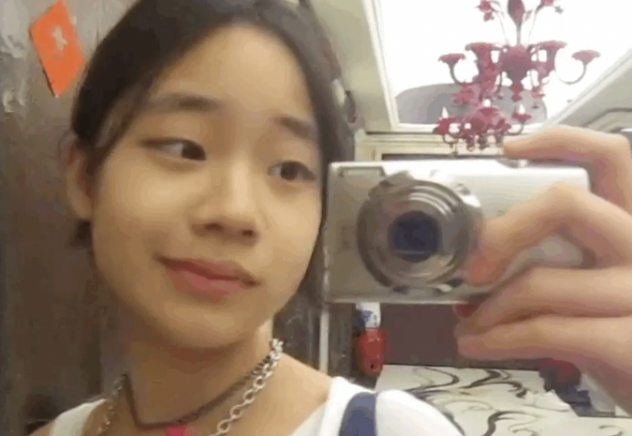 小S三女儿许曦恩自拍 穿大姐衣服尽显青春