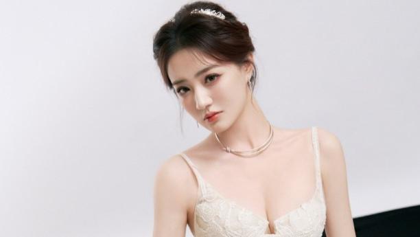 徐璐白色吊带裙惊艳亮相，网友：真是人间水蜜桃！