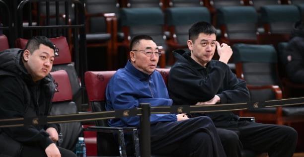 看来辽宁队全队上下都对今晚与新疆队的比赛非常重视，辽宁俱乐部老板刘景远也来到训练
