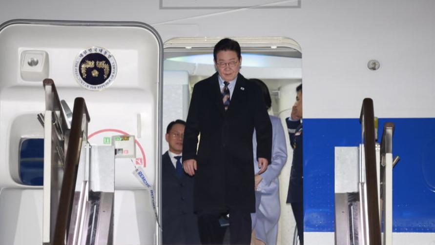 天公不作美！李在明下飞机时发型被风吹乱仍淡定，特朗普也遇到过