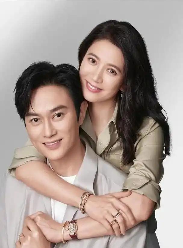 “我花了 100 万，包养了你老婆袁咏仪两个月！”2001 年，刚刚与袁咏仪结婚