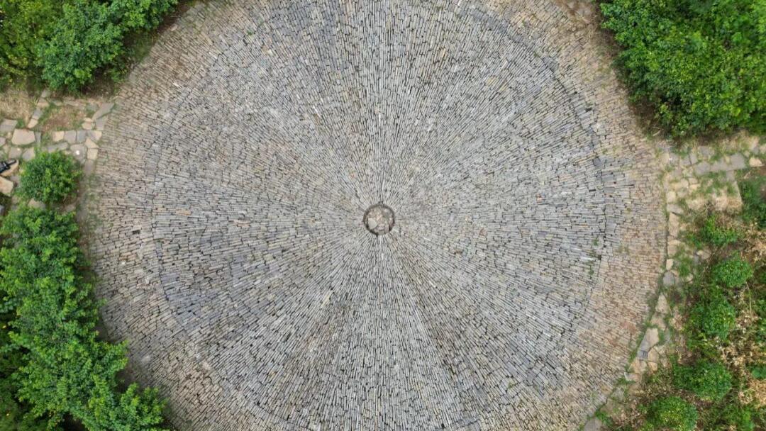 雨补鲁，天坑里的600年古村落，至今仅有一条路进出！