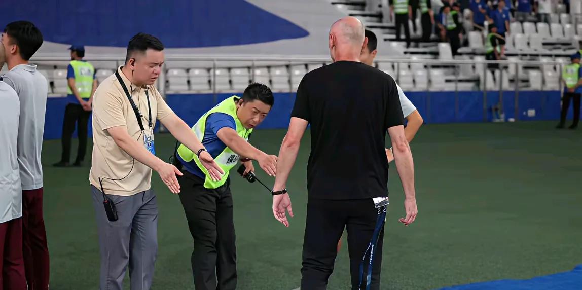 上海海港主教练穆斯卡特赛后踩踏上海申花队徽的行为，引发球迷强烈不满。
特别好奇，