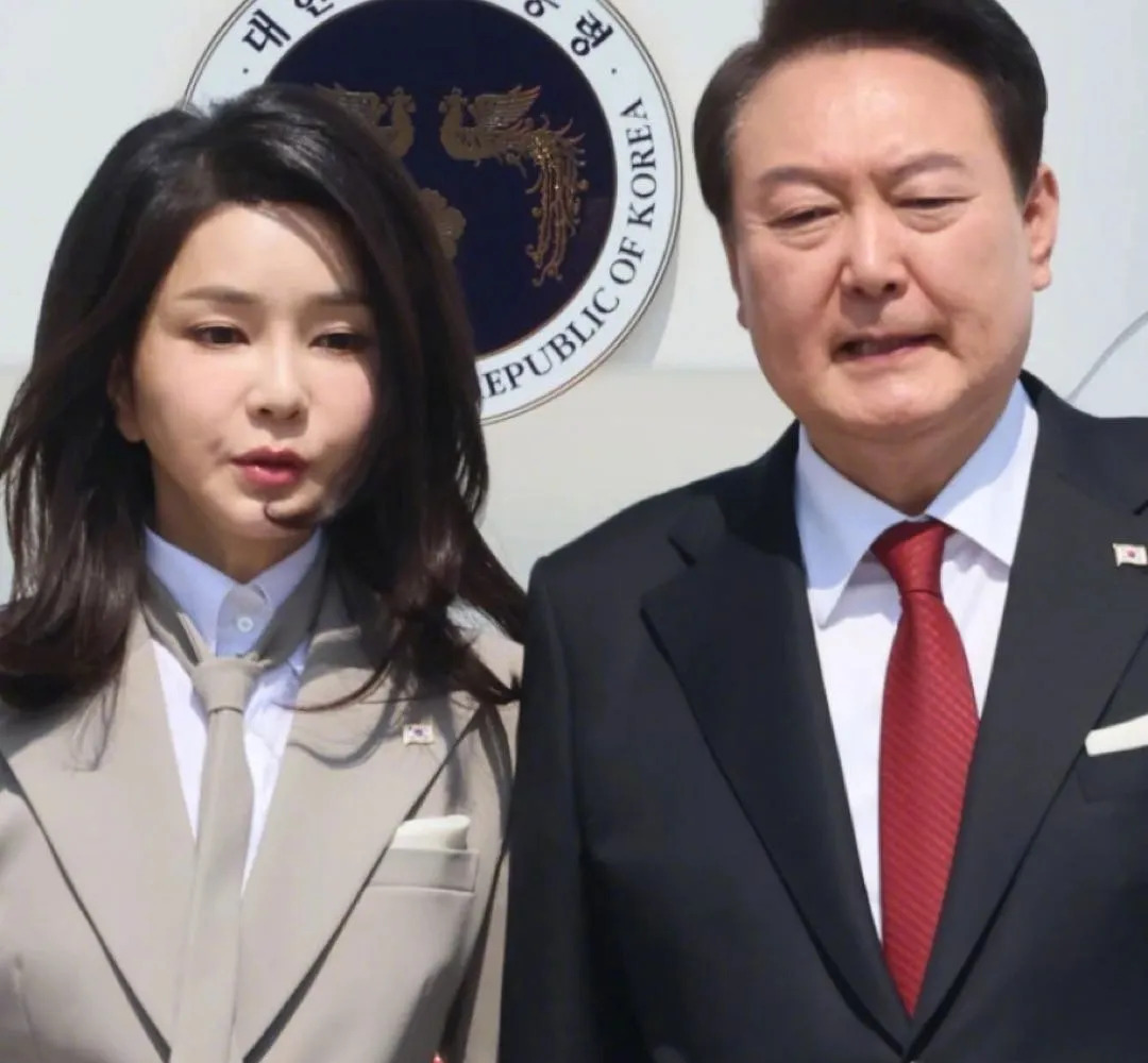 尹锡悦天天照顾老婆，她图啥？











韩国总统尹锡悦现在天天往医院