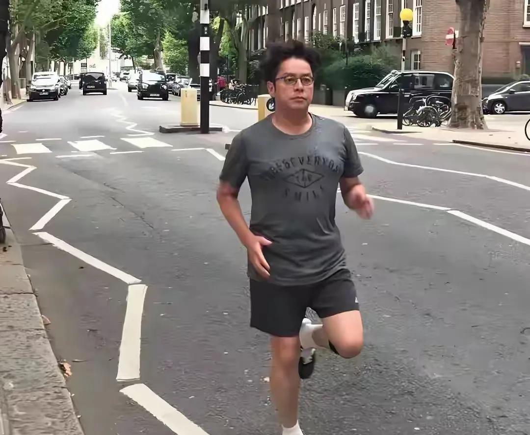 跑步真的能强身健体！
看看74岁的谭咏麟，现在的身体状态非常良好，这就是得益于他