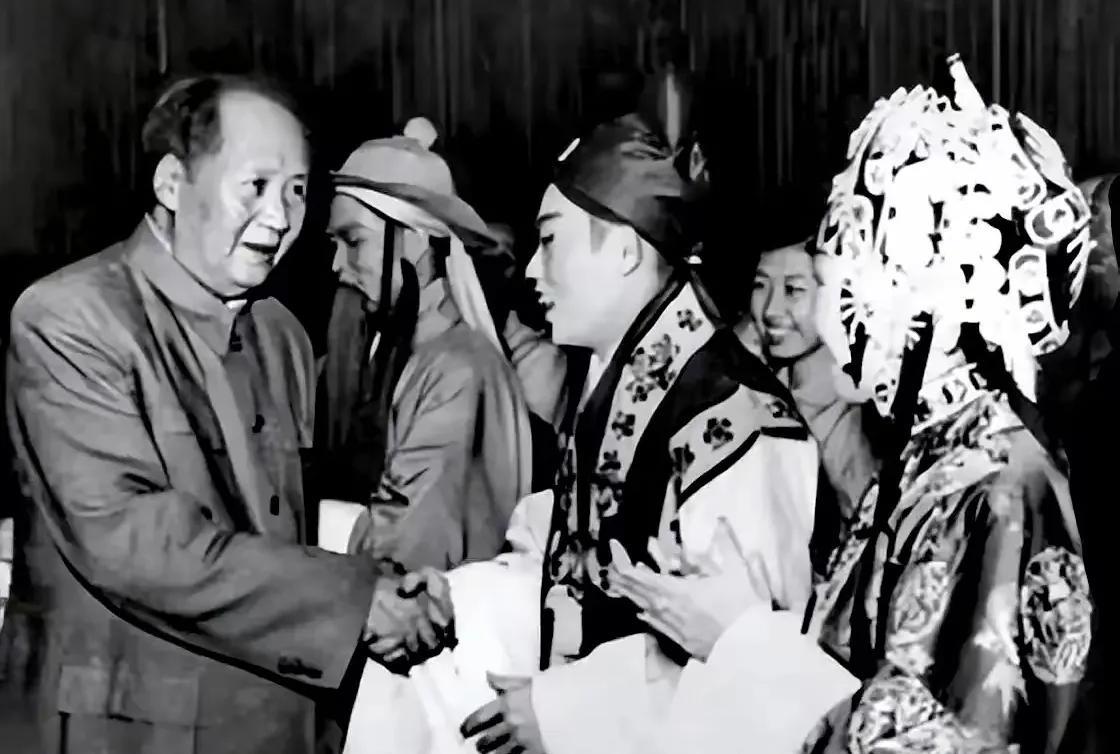 历史老照片分享。
那个年代的样板戏就是经典，更是一代人的回忆，如今各种系都已经垂