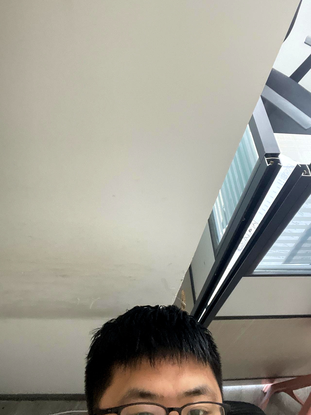 在一个清晨，阳光透过窗帘洒入一个温馨的客厅，洒在墙上的家庭照片上，映照出一幅幅幸