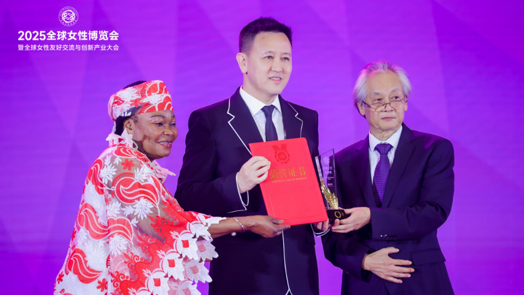 关炜楠荣获“2025全球女性博览会——经典工艺传承奖”！