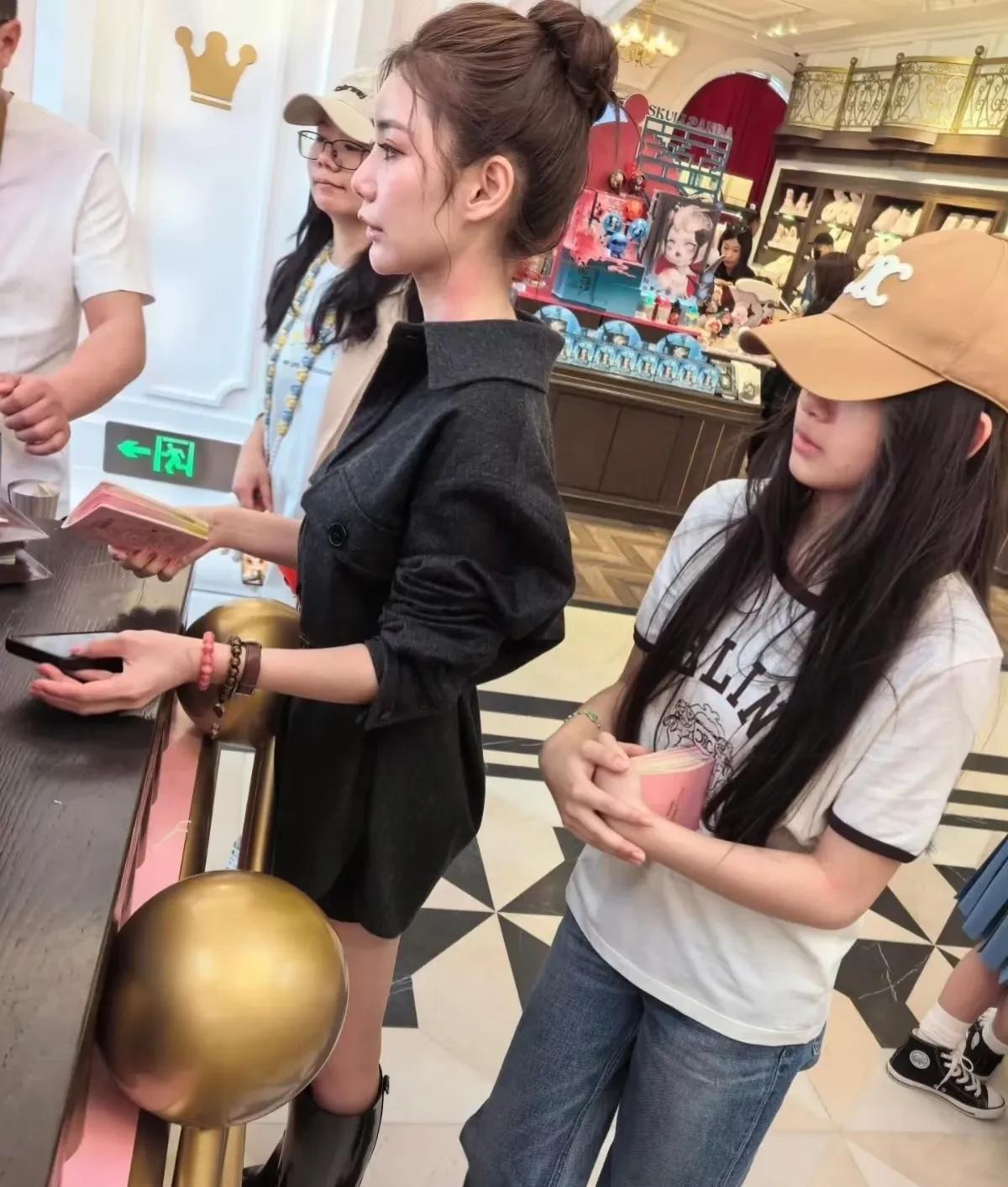 看到马筱梅把小玥儿打扮的这么漂亮，大S在另一个世界也会感到欣慰吧！
这几天，陆续