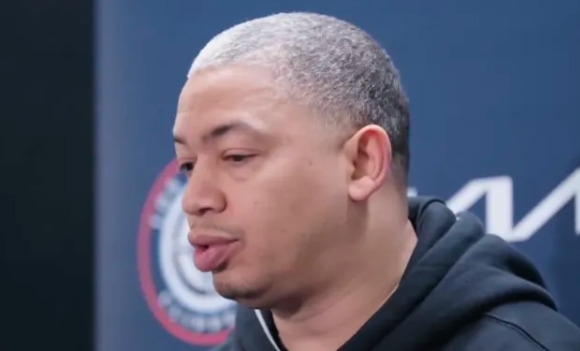 NBA常规赛，快船对阵篮网。
赛前快船主帅泰伦-卢接受了记者采访，谈到了伦纳德被