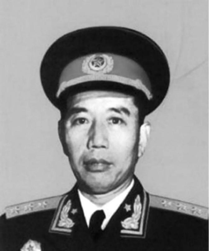 1954年，铁道兵司令员王震去找县长办事，未曾想却被县长让人铐了起来，他还嚣张道